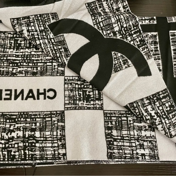 New CHANEL Perfume Giveaway Cashmere And Silk Scarf - Picture 3 of 6